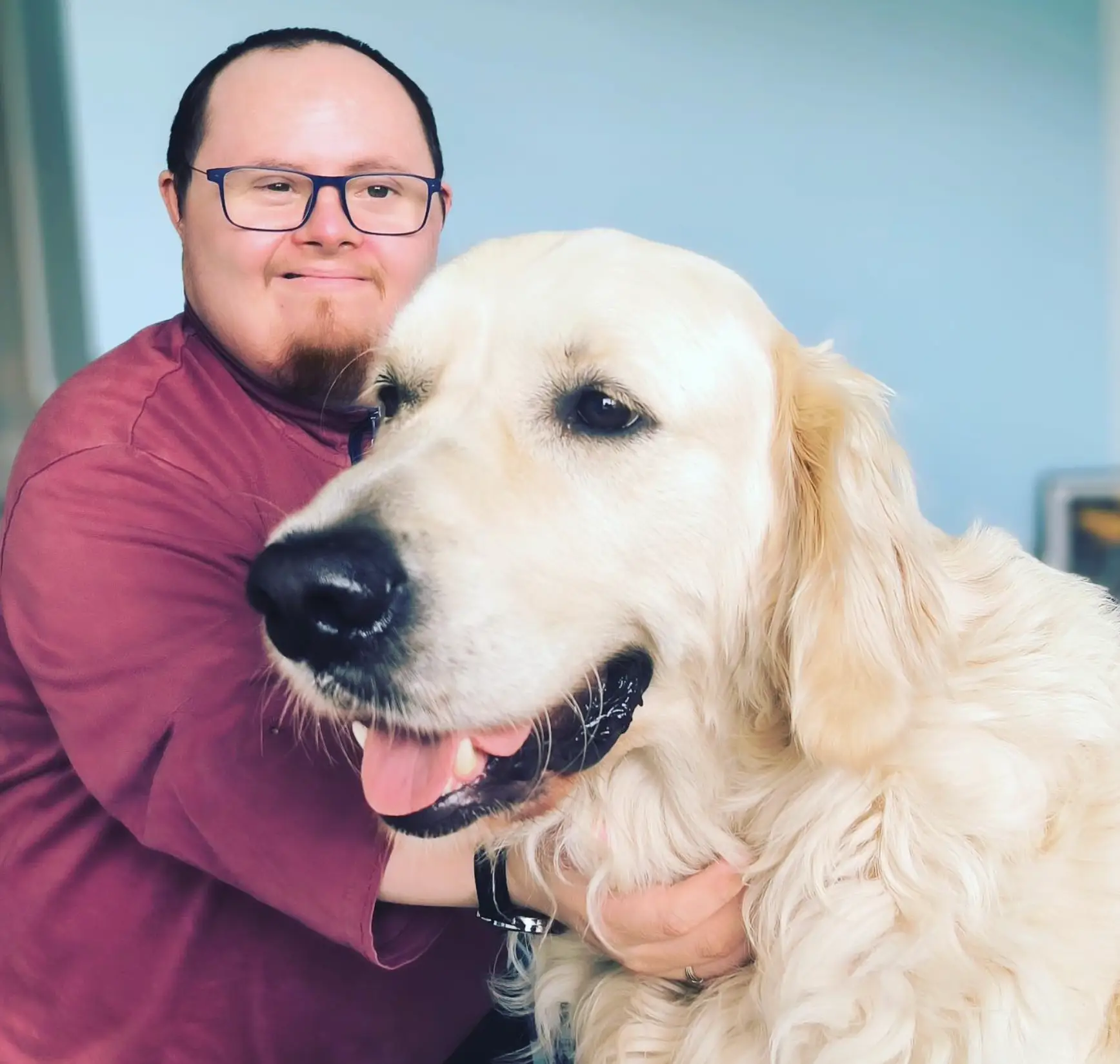 Photo de jeune homme avec un chien à l'ADAPEI de la Meuse
