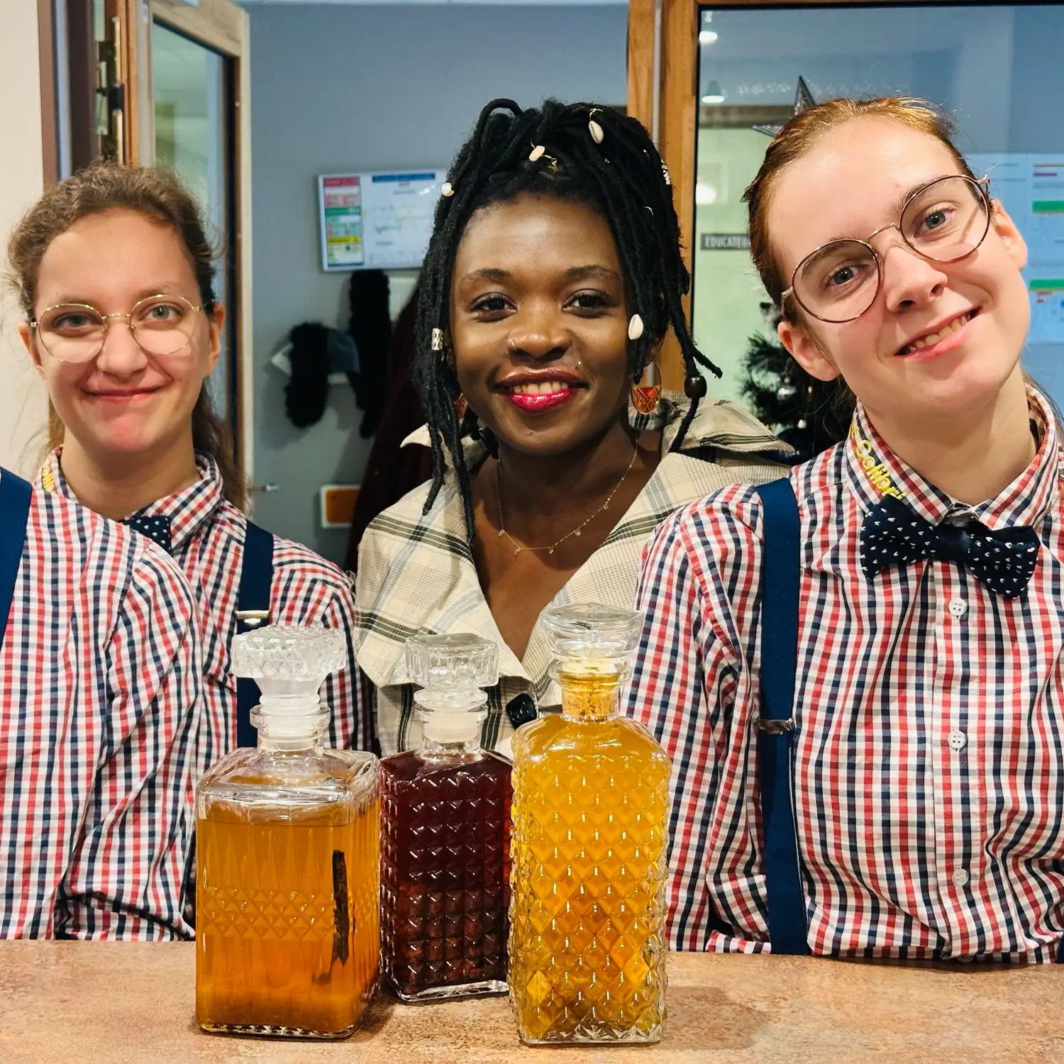 Photo de 3 jeunes serveuses dans un restaurant de l'ADAPEI de la Meuse