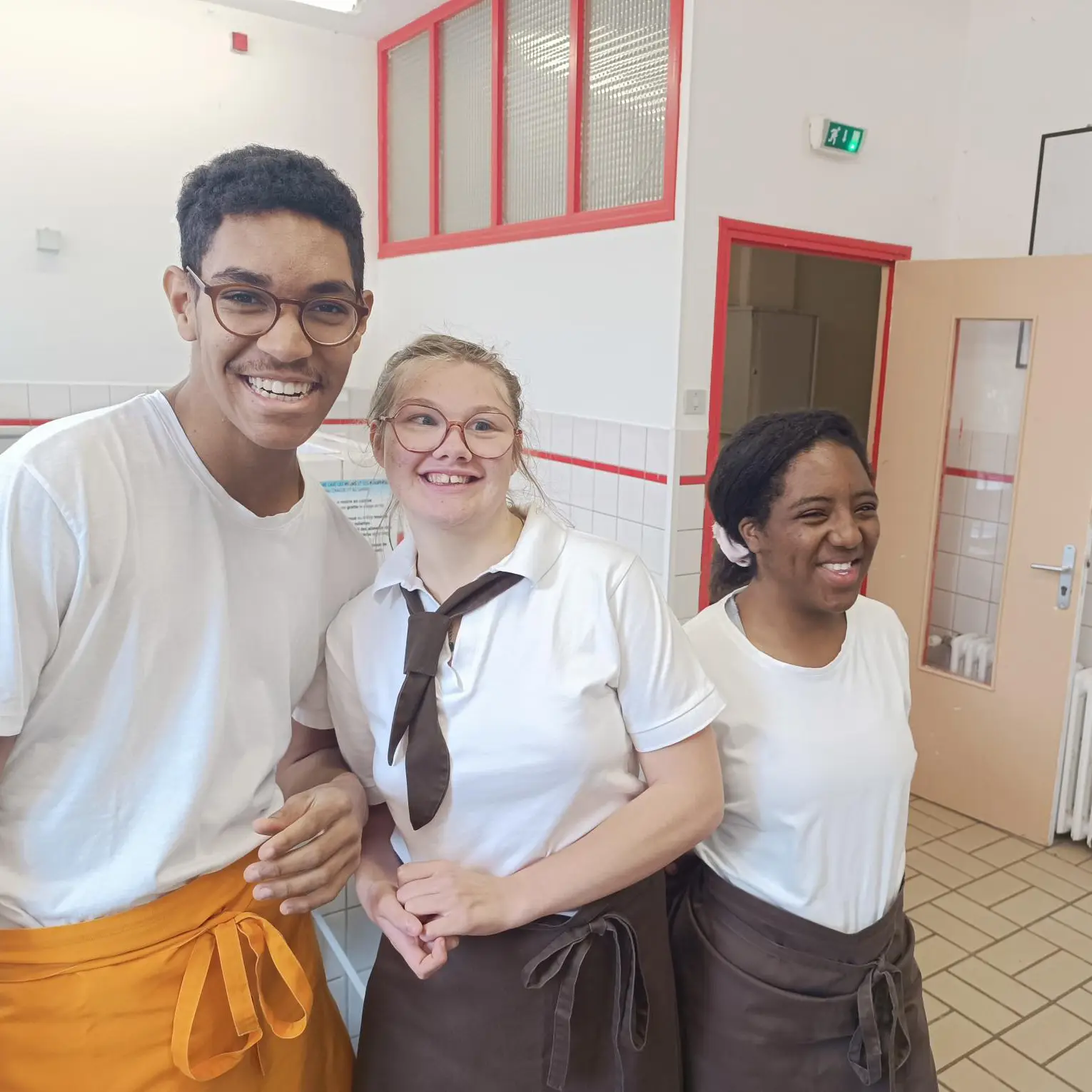 Photo de 3 jeunes dans les cuisines d'un restaurant de l'ADAPEI de la Meuse