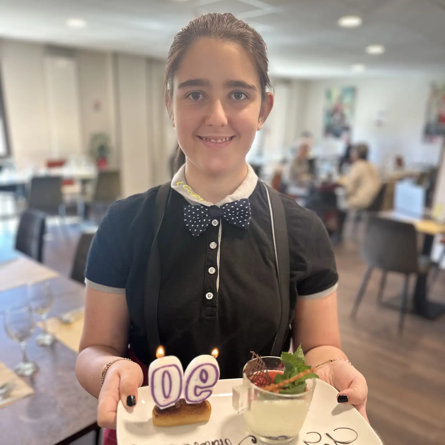 Photo d'une jeune serveuse d'un restaurant de l'ADAPEI de la Meuse