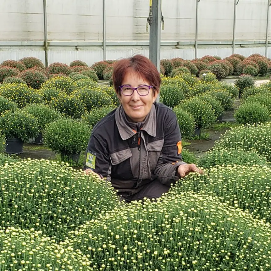 Photo d'une salarié dans les serres de l'ADAPEI de la Meuse