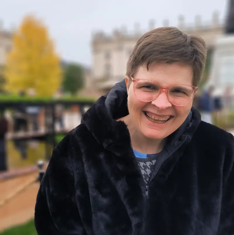 Photo d'une dame devant un château